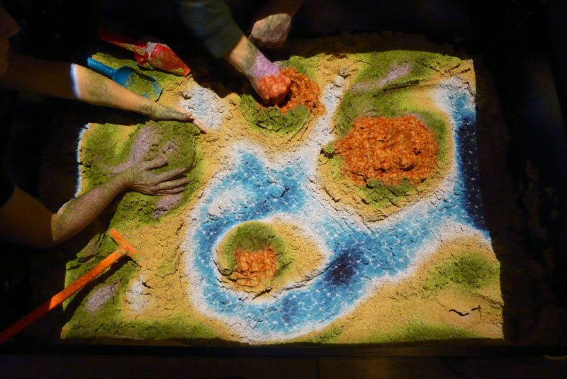 futuristic-sandbox-lets-you-build-erupting-volcanoes-and-flowing-rivers-1.jpg