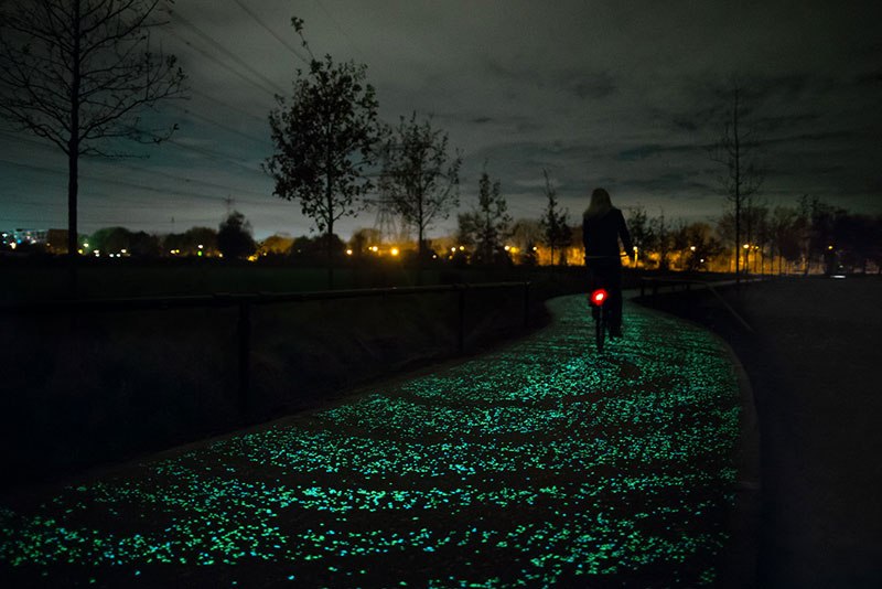 van-gogh-roosegaarde-glow-in-the-dark-bicycle-path-eindhoven-netherlands-2.jpg